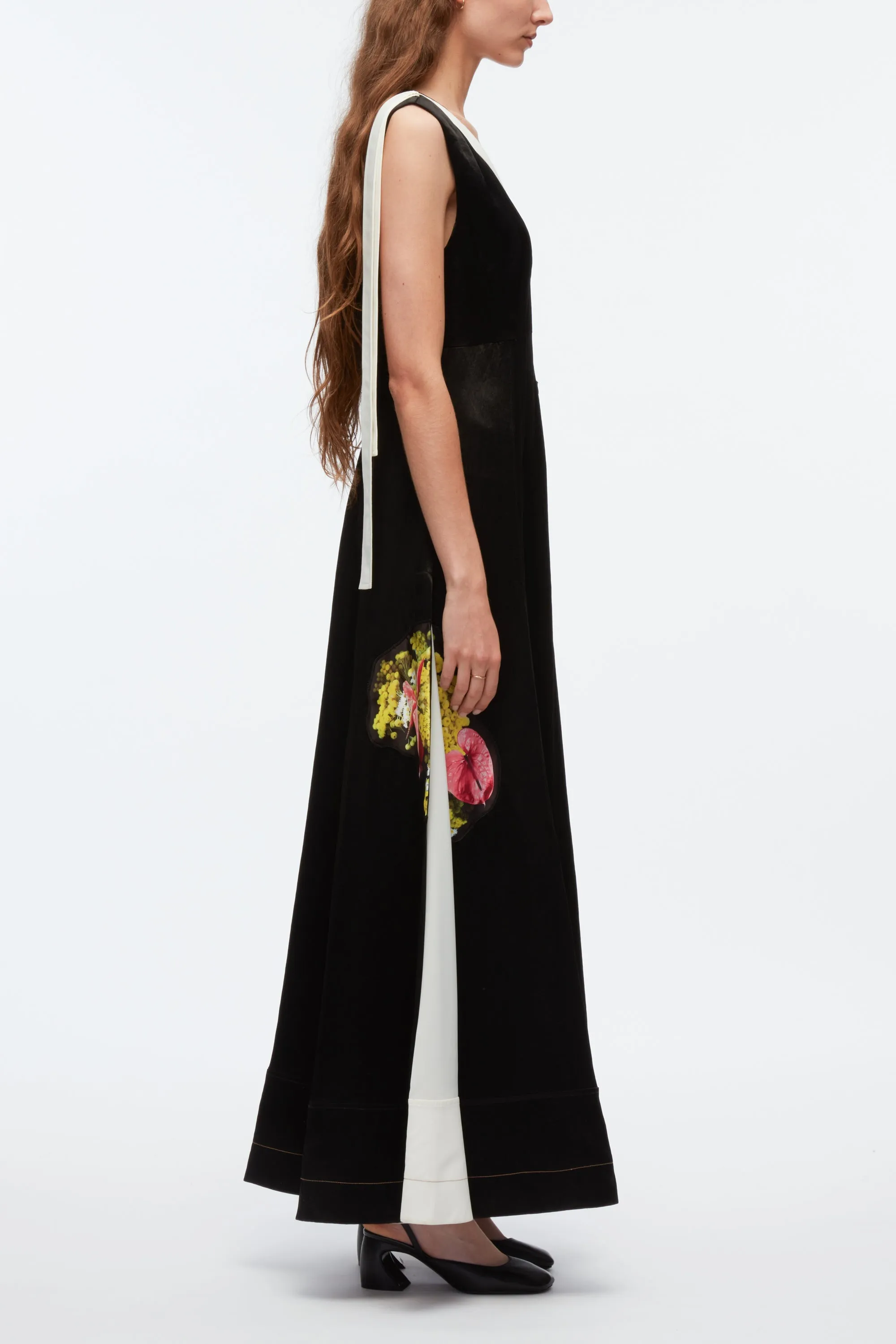 Floral Bouquet Appliqué Sleeveless Gown With Combo