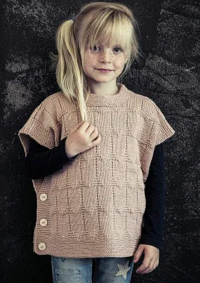 Strikket børneponcho med knapper i siderne